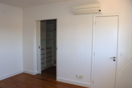 Casa de condomínio para alugar com 295m², 4 quartos e 4 vagasSuíte 3