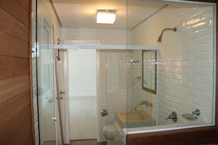 Casa de condomínio para alugar com 295m², 4 quartos e 4 vagasBanheiro da Suíte 4