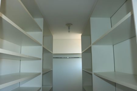 Casa de condomínio para alugar com 295m², 4 quartos e 4 vagasCloset da Suíte 3