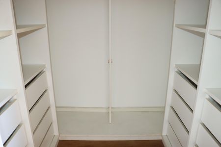 Casa de condomínio para alugar com 295m², 4 quartos e 4 vagasCloset da Suíte 3