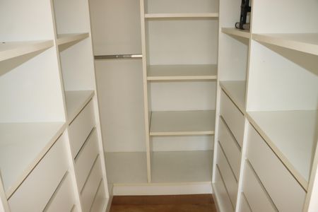 Casa de condomínio para alugar com 295m², 4 quartos e 4 vagasCloset da Suíte