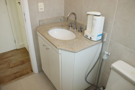 Casa de condomínio para alugar com 295m², 4 quartos e 4 vagasBanheiro da Suíte 2