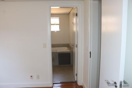 Casa de condomínio para alugar com 295m², 4 quartos e 4 vagasCorredor