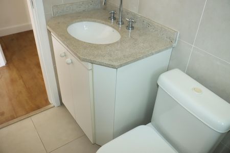 Casa de condomínio para alugar com 295m², 4 quartos e 4 vagasBanheiro social