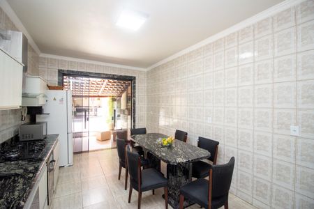 Casa para alugar com 300m², 3 quartos e 2 vagas Casa para alugar com 300m², 3 quartos e 2 vagasCozinha