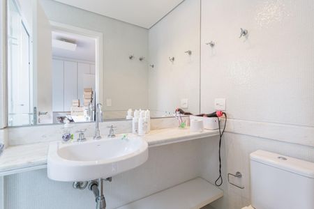 Apartamento à venda com 114m², 2 quartos e 3 vagasBanheiro da Suíte 1