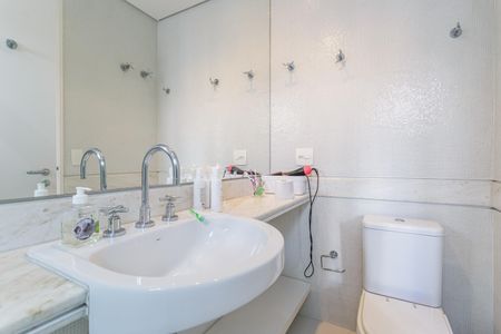 Apartamento à venda com 114m², 2 quartos e 3 vagasBanheiro da Suíte 1