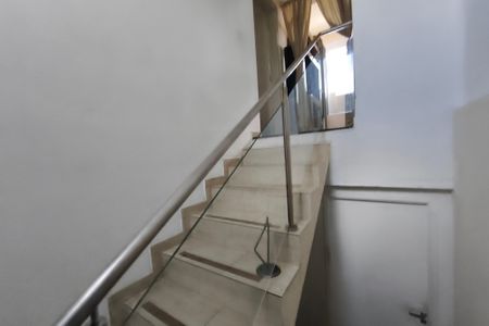 Casa à venda com 81m², 2 quartos e 6 vagasEscada - Quartos