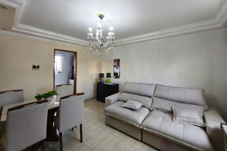 Casa à venda com 81m², 2 quartos e 6 vagasSala