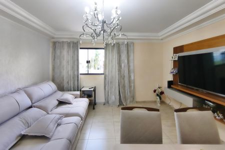 Casa à venda com 81m², 2 quartos e 6 vagasSala