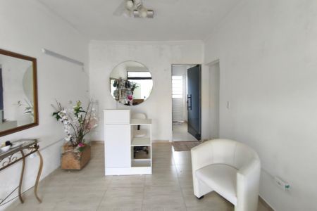 Casa à venda com 81m², 2 quartos e 6 vagasSala - Cômodo Extra