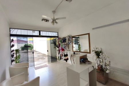 Casa à venda com 81m², 2 quartos e 6 vagasSala - Cômodo Extra