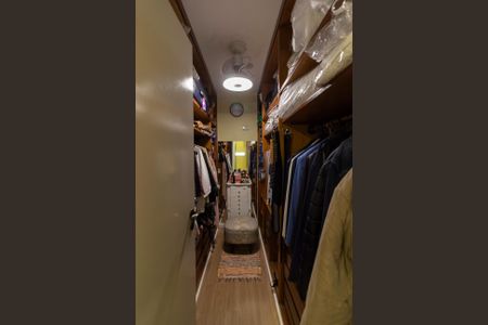 Apartamento à venda com 136m², 4 quartos e 3 vagas Apartamento à venda com 136m², 4 quartos e 3 vagasSuíte 2 Closet