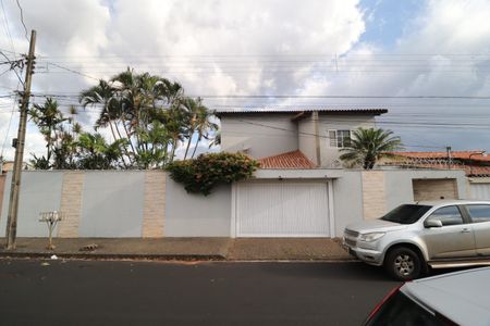Casa para alugar com 285m², 6 quartos e 3 vagasFachada