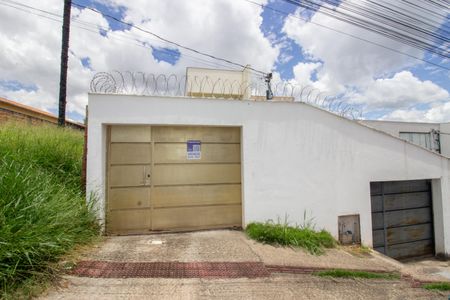 Casa para alugar com 87m², 2 quartos e 2 vagasFachada