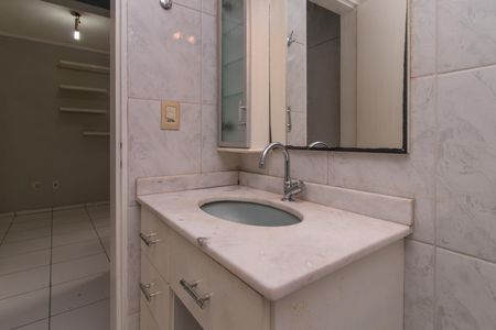 Banheiro de apartamento para alugar com 1 quarto, 55m² em Teresópolis, Porto Alegre
