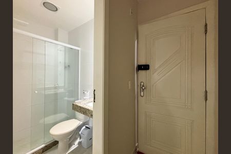 Banheiro social de apartamento à venda com 1 quarto, 27m² em Copacabana, Rio de Janeiro