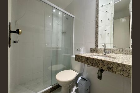 Banheiro social de apartamento à venda com 1 quarto, 27m² em Copacabana, Rio de Janeiro