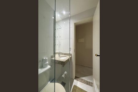 Banheiro social de apartamento à venda com 1 quarto, 27m² em Copacabana, Rio de Janeiro