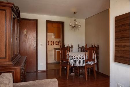 Apartamento para alugar com 75m², 2 quartos e 1 vagaSala