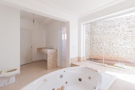 Casa de condomínio para alugar com 430m², 4 quartos e 4 vagasBanheiro da suíte 4