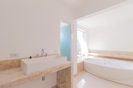 Casa de condomínio para alugar com 430m², 4 quartos e 4 vagasBanheiro da suíte 4