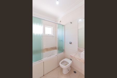 Casa de condomínio para alugar com 430m², 4 quartos e 4 vagasBanheiro da suíte 2