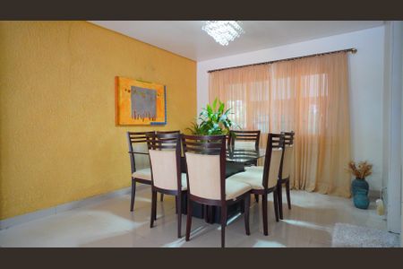 Casa à venda com 109m², 2 quartos e 2 vagas Casa à venda com 109m², 2 quartos e 2 vagasSala