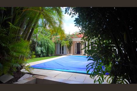 Casa à venda com 109m², 2 quartos e 2 vagas Casa à venda com 109m², 2 quartos e 2 vagasPiscina