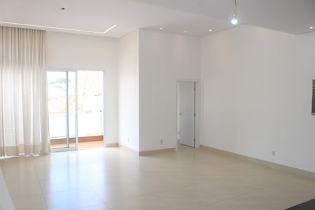 Casa à venda com 240m², 3 quartos e 4 vagasSala