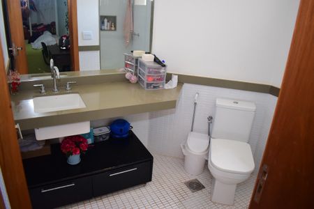 Apartamento para alugar com 240m², 4 quartos e 3 vagasBanheiro da Suíte 1