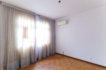 Casa à venda com 200m², 6 quartos e 2 vagas Casa à venda com 200m², 6 quartos e 2 vagasQuarto