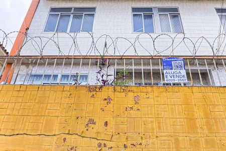 Casa à venda com 200m², 6 quartos e 2 vagas Casa à venda com 200m², 6 quartos e 2 vagasFachada casa com placa