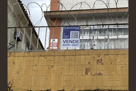 Casa à venda com 200m², 8 quartos e 2 vagasFachada + plaquinha