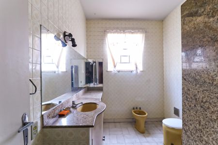 Casa à venda com 200m², 6 quartos e 2 vagas Casa à venda com 200m², 6 quartos e 2 vagasBanheiro