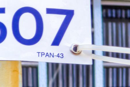 Casa à venda com 200m², 6 quartos e 2 vagas Casa à venda com 200m², 6 quartos e 2 vagasFachada casa com placa