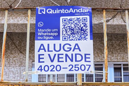 Casa à venda com 200m², 6 quartos e 2 vagas Casa à venda com 200m², 6 quartos e 2 vagasFachada casa com placa