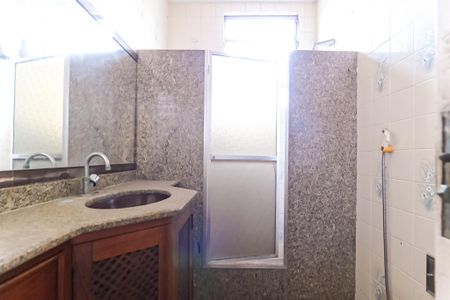 Casa à venda com 200m², 6 quartos e 2 vagas Casa à venda com 200m², 6 quartos e 2 vagasBanheiro