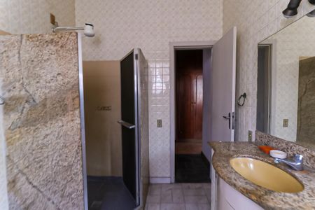 Casa à venda com 200m², 6 quartos e 2 vagas Casa à venda com 200m², 6 quartos e 2 vagasBanheiro