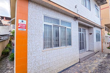 Casa à venda com 200m², 6 quartos e 2 vagas Casa à venda com 200m², 6 quartos e 2 vagasFachada