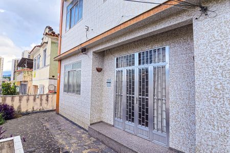 Casa à venda com 200m², 6 quartos e 2 vagas Casa à venda com 200m², 6 quartos e 2 vagasFachada