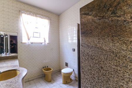 Casa à venda com 200m², 6 quartos e 2 vagas Casa à venda com 200m², 6 quartos e 2 vagasBanheiro