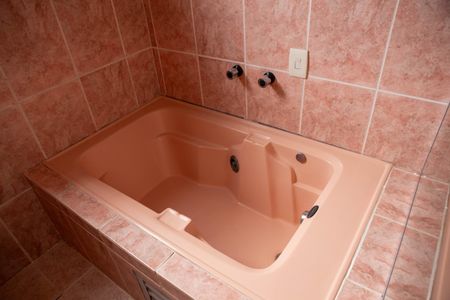 Casa de condomínio à venda com 172m², 4 quartos e 2 vagas Casa de condomínio à venda com 172m², 4 quartos e 2 vagasQuarto suíte Master - Banheiro com banheira