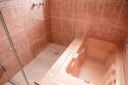 Casa de condomínio à venda com 172m², 4 quartos e 2 vagas Casa de condomínio à venda com 172m², 4 quartos e 2 vagasQuarto suíte Master - Banheiro com banheira