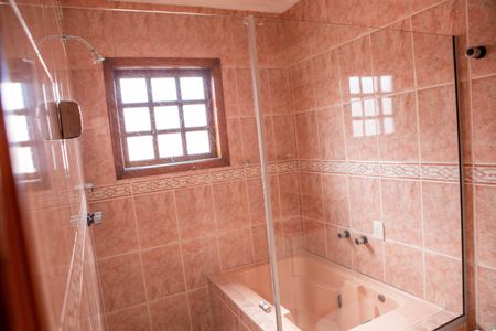 Casa de condomínio à venda com 172m², 4 quartos e 2 vagas Casa de condomínio à venda com 172m², 4 quartos e 2 vagasQuarto suíte Master - Banheiro com banheira