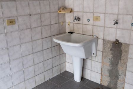 Casa de condomínio à venda com 172m², 4 quartos e 2 vagas Casa de condomínio à venda com 172m², 4 quartos e 2 vagasTanque área de serviço