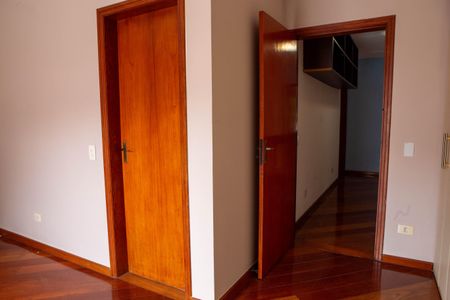 Casa de condomínio à venda com 172m², 4 quartos e 2 vagas Casa de condomínio à venda com 172m², 4 quartos e 2 vagasQuarto suíte Master