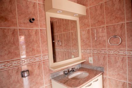 Casa de condomínio à venda com 172m², 4 quartos e 2 vagas Casa de condomínio à venda com 172m², 4 quartos e 2 vagasQuarto suíte Master - Banheiro com banheira