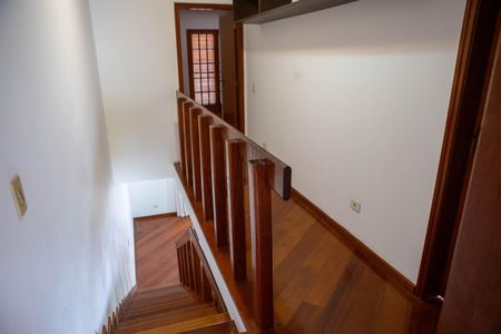 Casa de condomínio à venda com 172m², 4 quartos e 2 vagas Casa de condomínio à venda com 172m², 4 quartos e 2 vagasCorredor superior acesso aos quartos