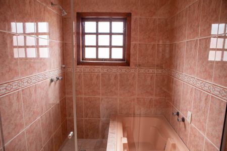 Casa de condomínio à venda com 172m², 4 quartos e 2 vagas Casa de condomínio à venda com 172m², 4 quartos e 2 vagasQuarto suíte Master - Banheiro com banheira